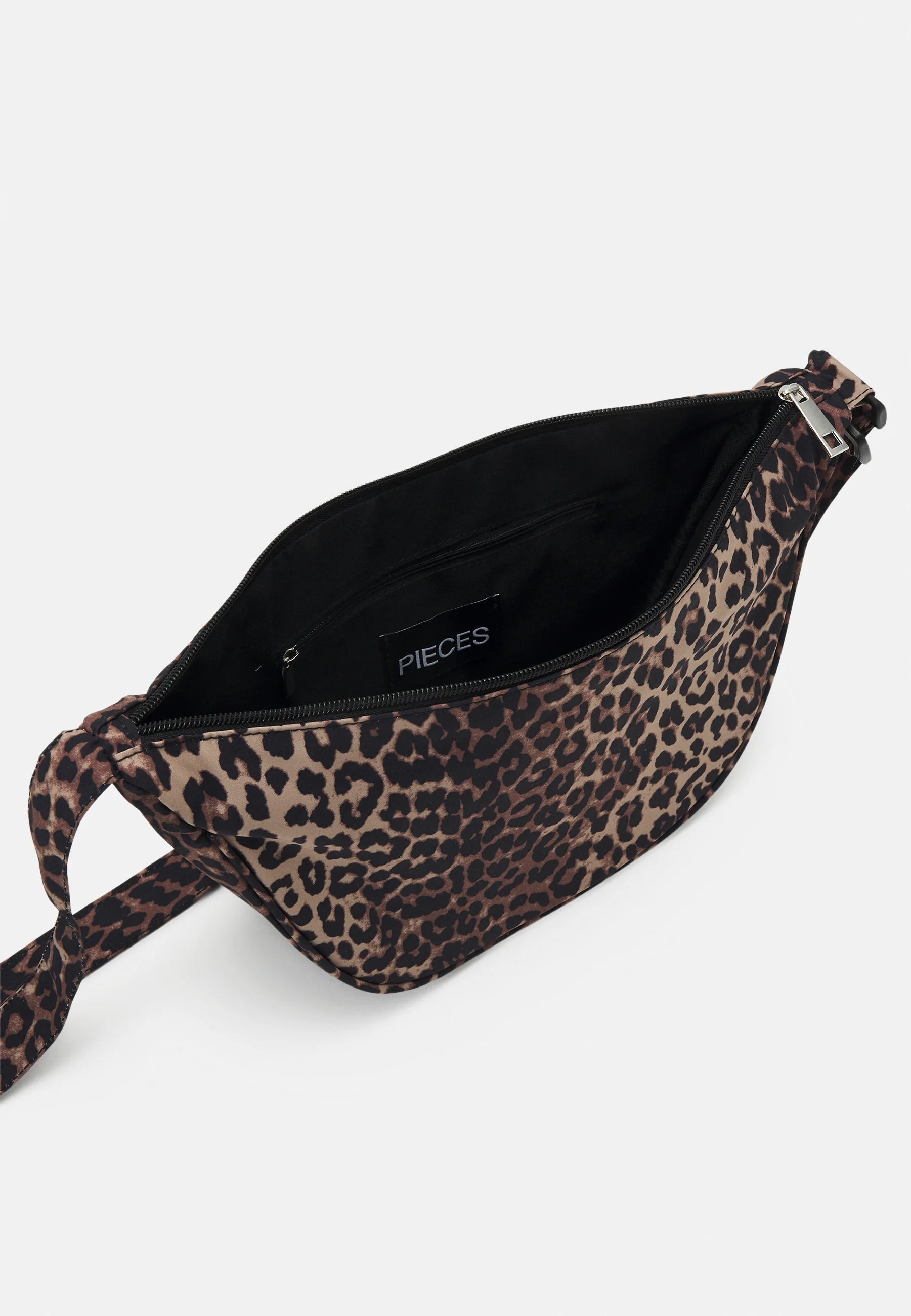 Amanda Bumbag, Black Leo image 3