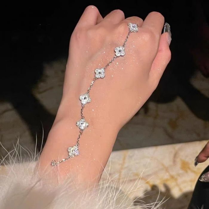 Four Petals Bracelet in Silver image 0