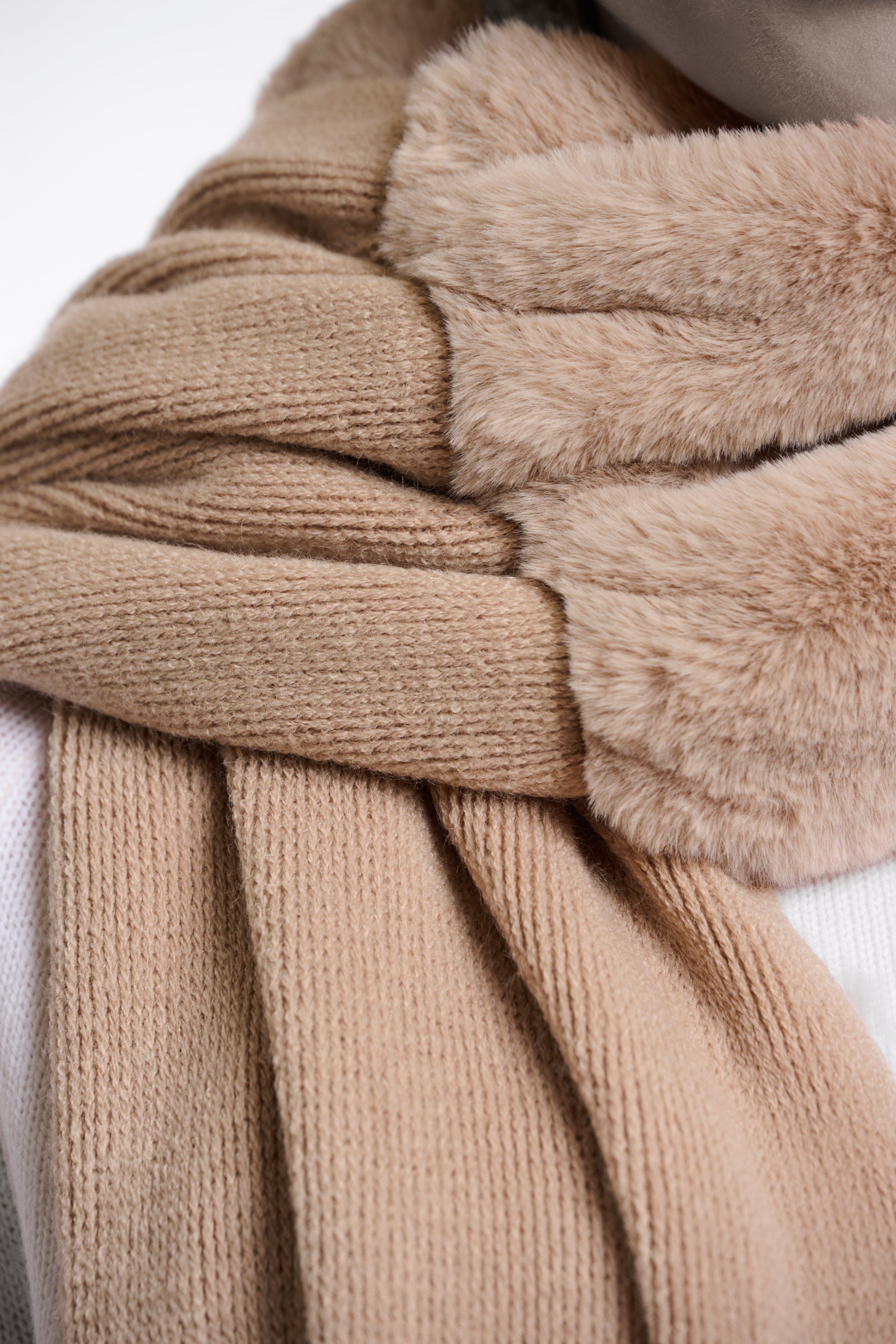 Vlien Knitted Scarf with Faux Fur, Oat image 3