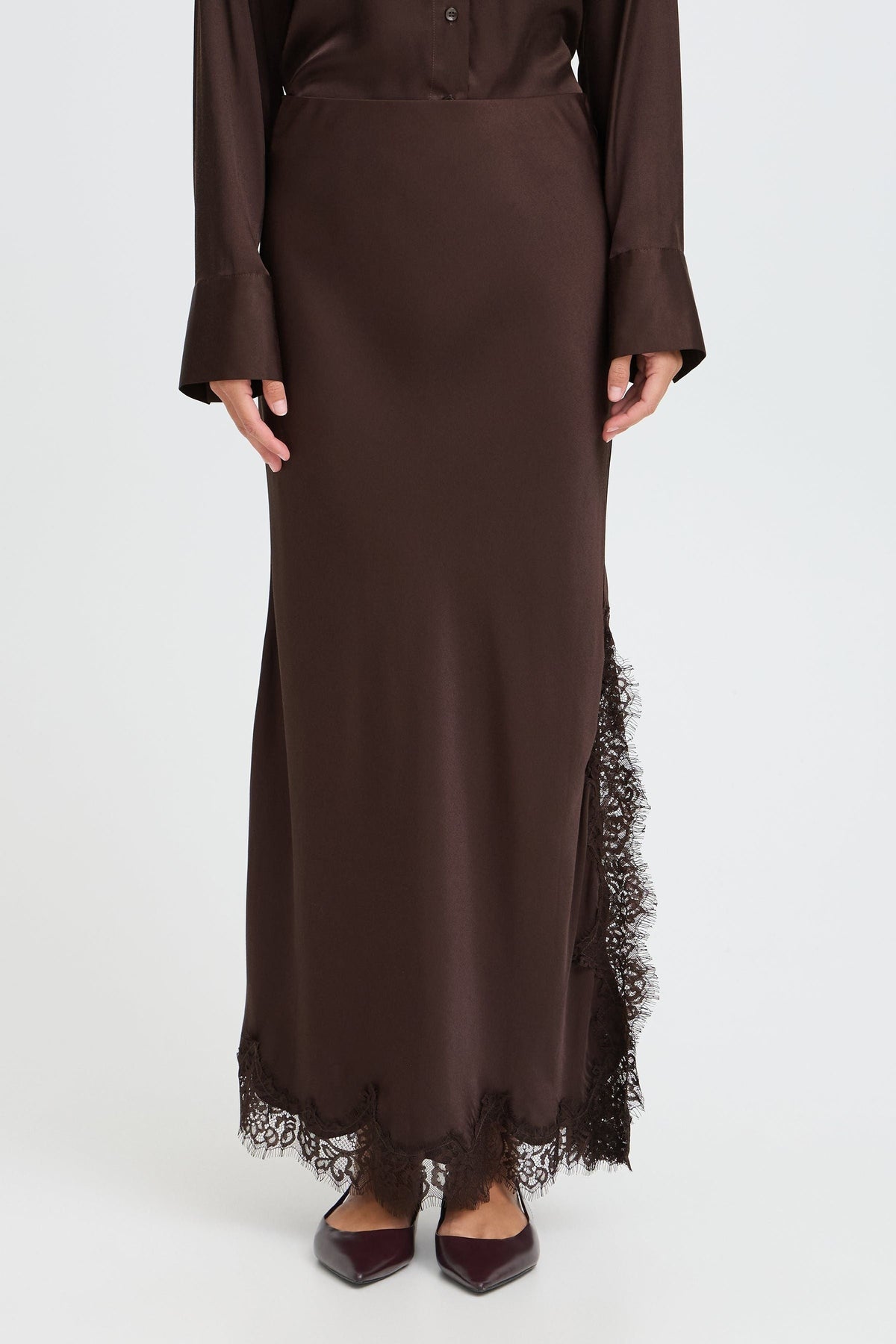 Shiny Skirt, Molé Brown - model lace slit detail on leg