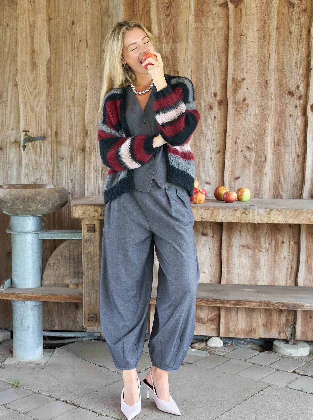 Lina Cardigan, Wine