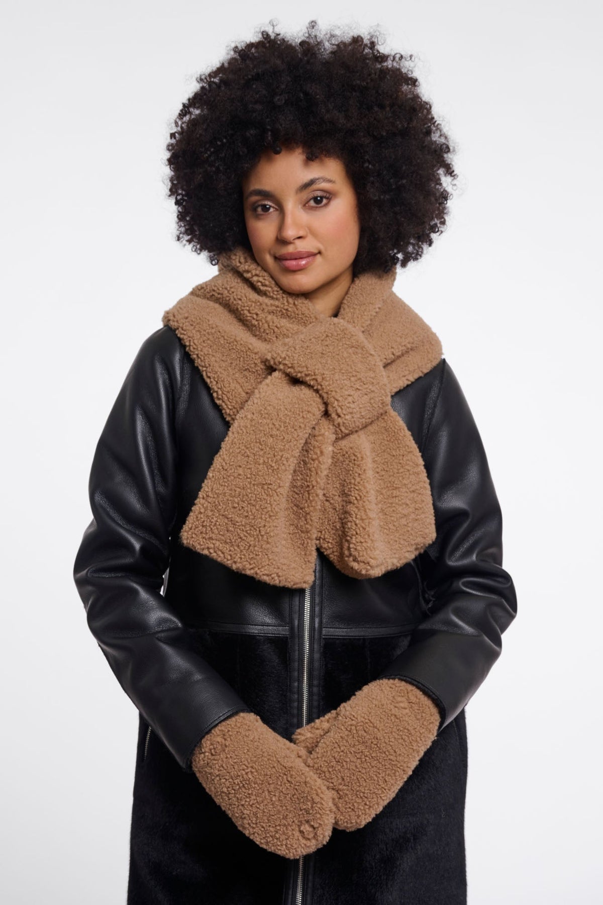 Aleida Gloves, Toast