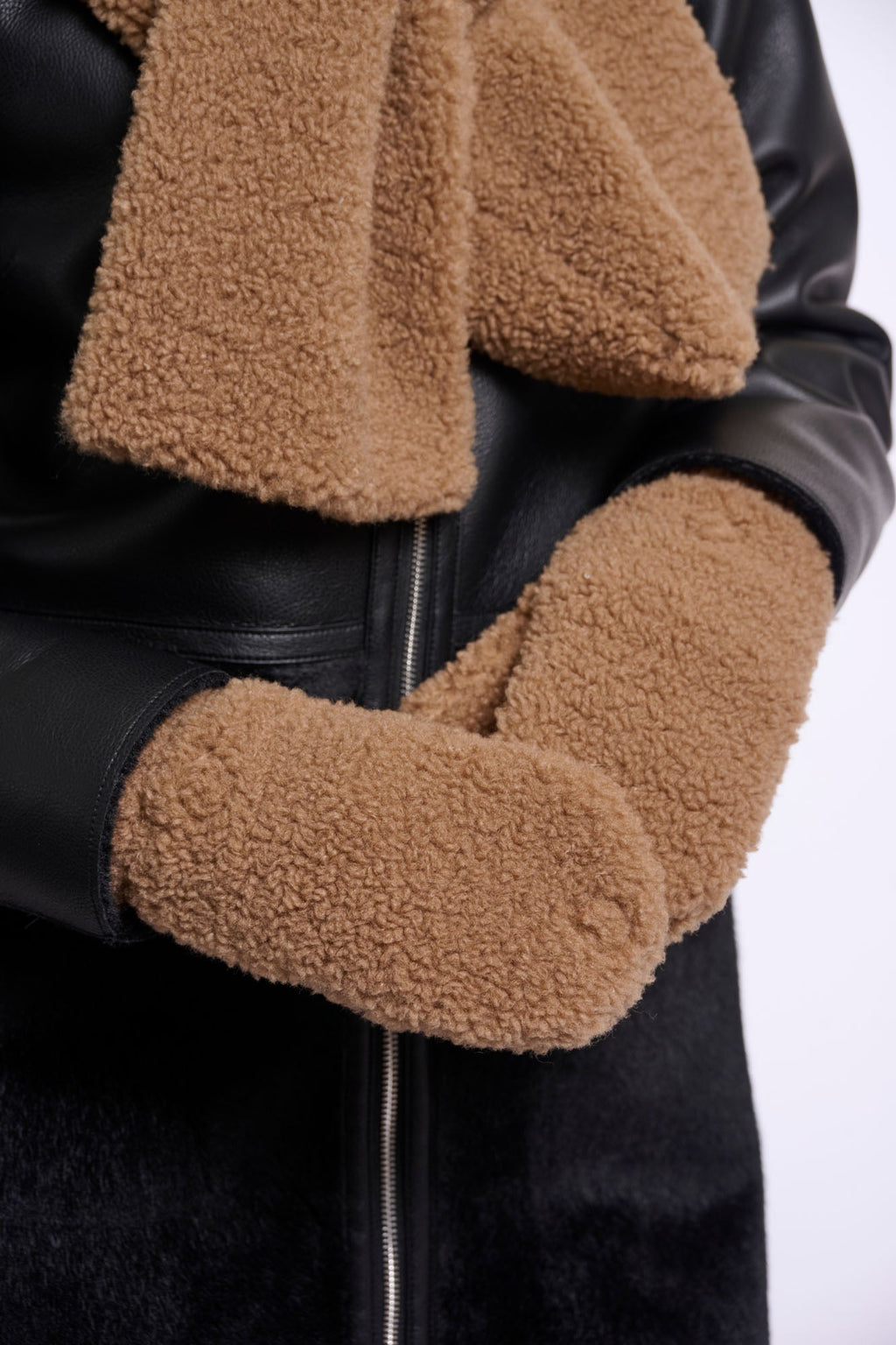 Aleida Gloves, Toast