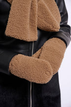 Aleida Gloves, Toast