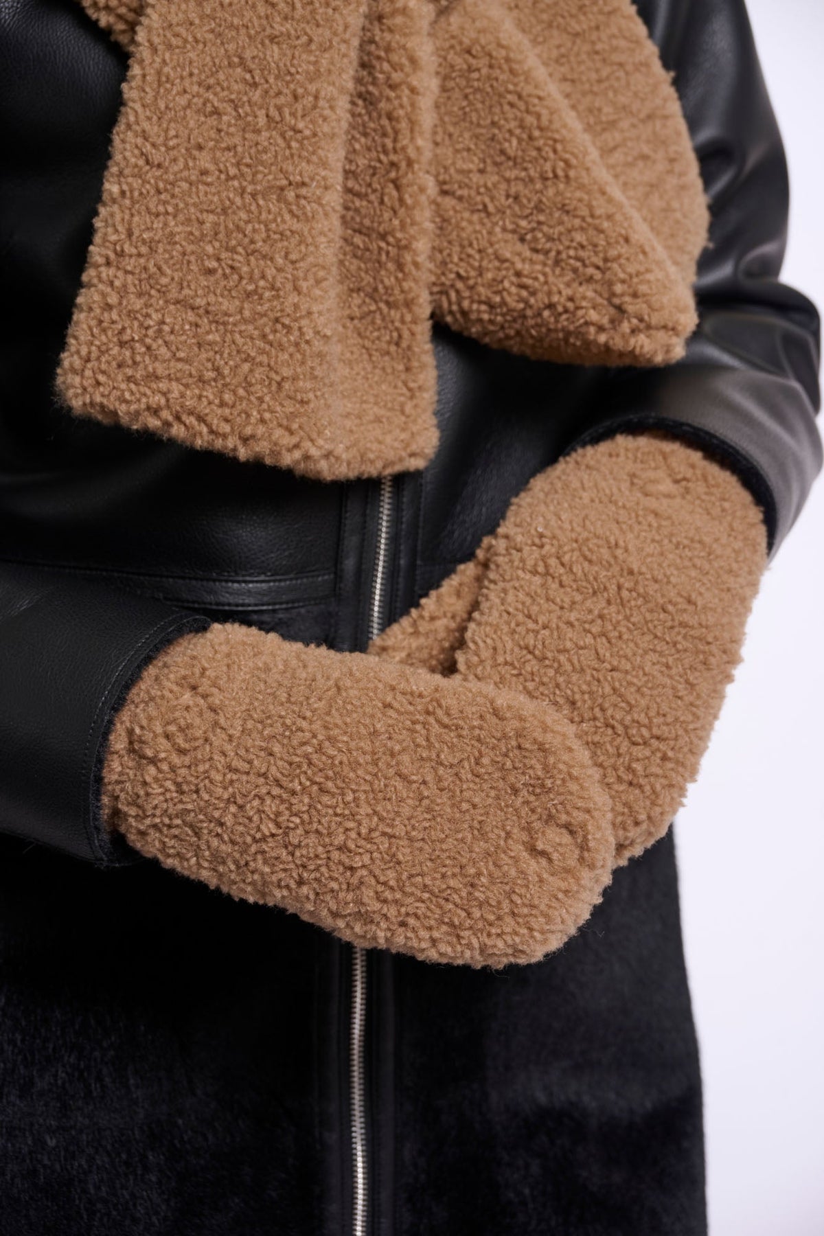 Aleida Gloves, Toast