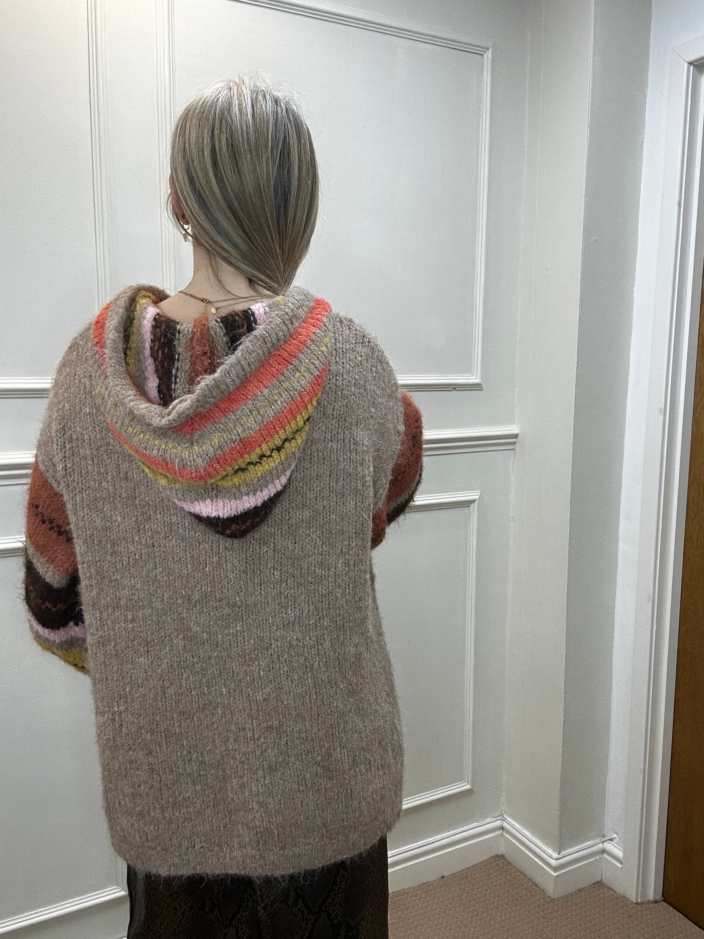 Vivienne Cardigan, Sand
