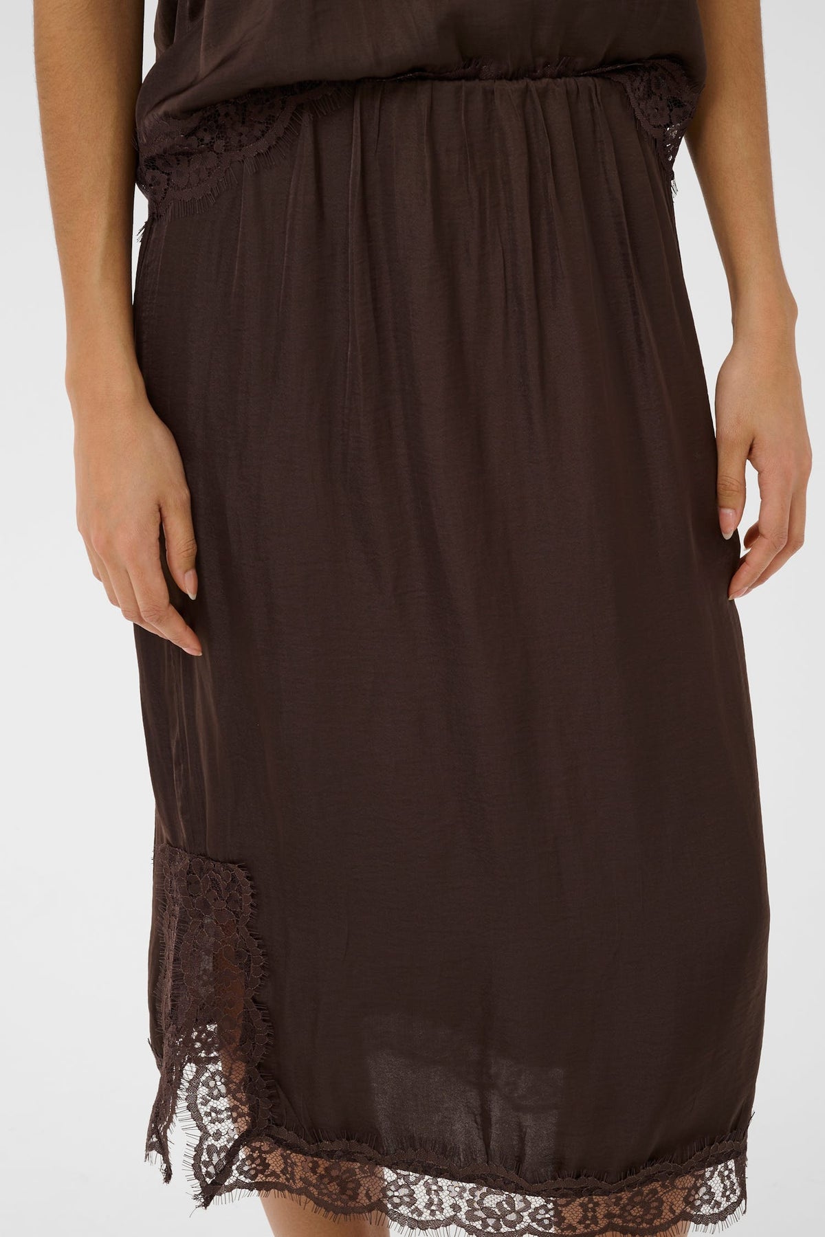 Pigao Skirt, close-up of the scalloped lace trim at the side split